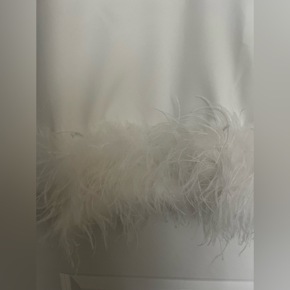 NEVER WORN ** NEW WITH TAGS WHITE FEATHER MINI - Picture 2 of 8